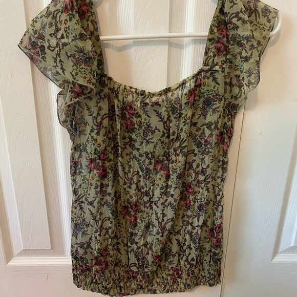 *Like New* Flutter Sleeve Smocked Floral Blouse - Picture 2 of 3